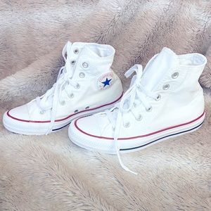 Optic white Converse. Unisex Mens size 5, Womens Size 7. Gently used.